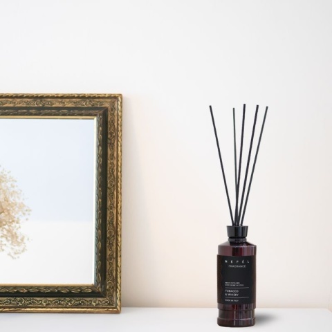 Dyfuzor zapachowy z patyczkami NEFÉL FRAGRANCE TOBACCO & WHISKY REED DIFFUSER 480ml Interchem Italia