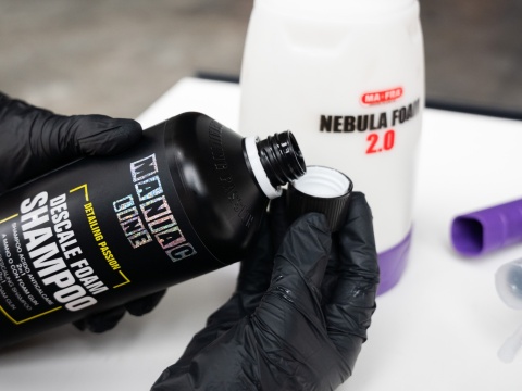 Kwaśny szampon do usuwania osadów wapiennych Odtykający powłoki ceramiczne DESCALE FOAM SHAMPOO 1000ml Maniac Line Mafra