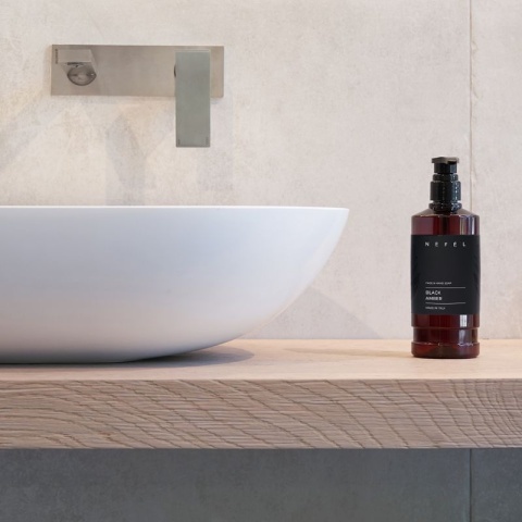 Mydło do twarzy i rąk Ambra NEFÉL FACE & HAND SOAP BLACK AMBER 480ml Interchem Italia