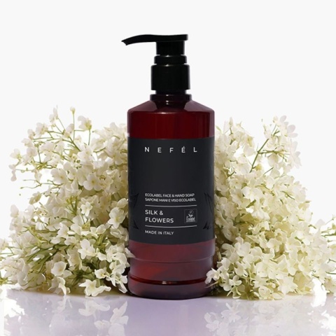 Mydło do twarzy i rąk o zapachu kwiatowym NEFÉL ECOLABEL FACE & HAND SOAP SILK & FLOWERS 480ml Interchem Italia
