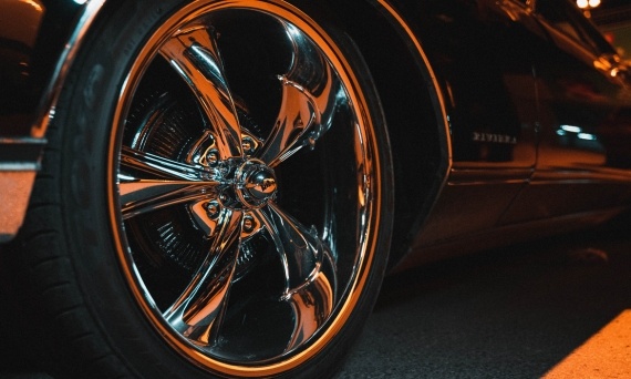 Jak skutecznie czyścić felgi samochodowe